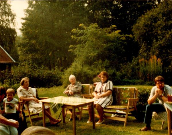 Byalaget 1979. Hos Maj-Britt o Stig. Kalle. Vera. Hulda. Hertha. Pontus. Elisabeth.