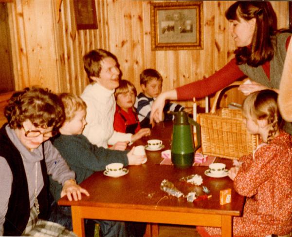 Julgransraskning 1981. Hembygdsgården. Vivan. Fredrik. Gunilla. Mari. Henrik. Elisabeth. Hanna.