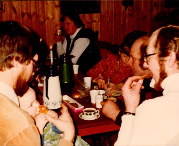 Julgransraskning 1981. Hembygdsgården. UllaBritt. Hanna. Ulf. Kenneth. Karl-Erik. Marcus.