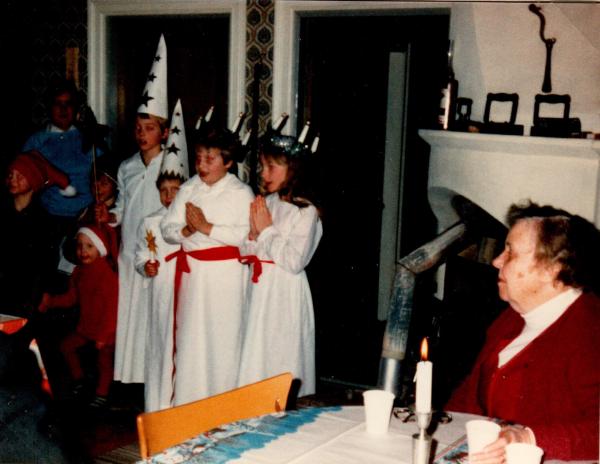 Lucia 1981. Värdpar Astrid och Oskar. UllaBritt med Luciakören. Karin.