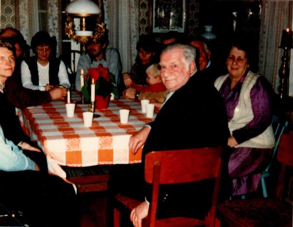 Lucia 1981. Värdpar Astrid och Oskar. Gunilla. Ulf. Vivan. Kenneth. Elisabeth. Margits. Karl-Erik, Vera, Henry, Einar.