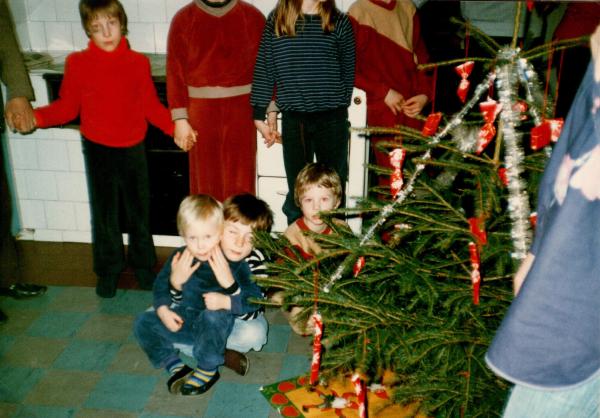 Julgransplundring 1982. Det var dans kring granen några utan huvud utan barnen, men det här året var gröten huvudsaken.