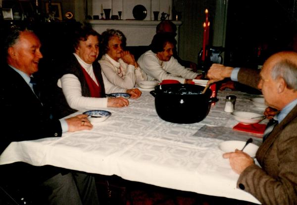 Julgransplundring 1982. Det var dans kring granen några utan huvud utan barnen, men det här året var gröten huvudsaken.  men det här året var gröten huvudsaken. men det här året var gröten huvudsaken.  men det här året var gröten huvudsaken. Så bl.a. Gunnar. Karin. Margit, Hertha, Hilmer, Sigge.