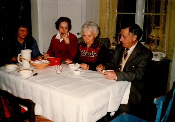 Julgransplundrning 1982. Gröten alla dyrka sa Vivan Margit Astrid Oscar.