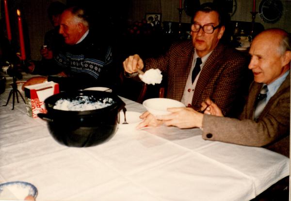 Julgransplundrning 1982. Grötens kraft och styrka sa Eva Henry Börje, Sigge.