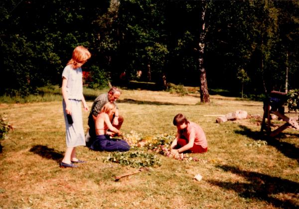 Midsommarafton i Klättorp 1982. Jubileum 60 år Bengt Johansson från Barometern ordna bilden med alla som klätt midsommarstången.