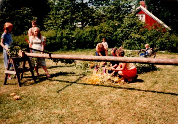 Midsommarafton i Klättorp 1982. Jubileum 60 år Bengt Johansson från Barometern ordna bilden med alla som klätt midsommarstången.
