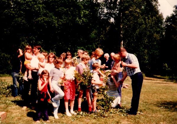 Midsommarafton i Klättorp 1982. Jubileum 60 år Bengt Johansson från Barometern ordna bilden med alla som klätt midsommarstången.