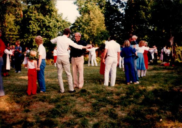 Midsommarafton i Klättorp 1982. Jubileum 60 år Bengt Johansson från Barometern ordna bilden med alla som klätt midsommarstången.