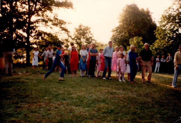Midsommarafton i Klättorp 1982. Sista paret ut.