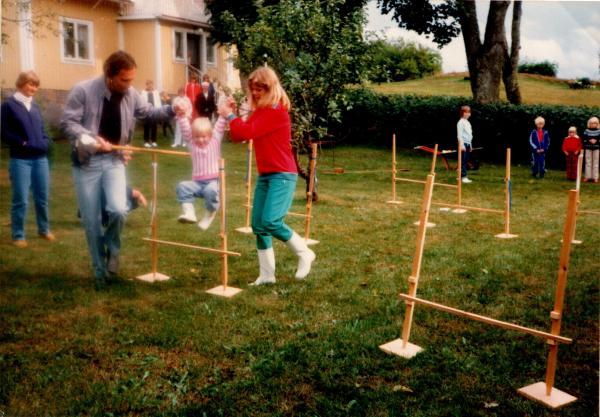Klättorps Byalag Årsmöte 1982 hemma hos Vera o Henry. Marcus tar ett skutt. EVA. Conny. Else-Britt. Minna.