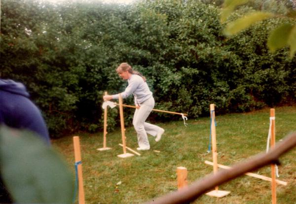 Klättorps Byalag Årsmöte 1982 hemma hos Vera o Henry. Elisabeth med käpphäst.