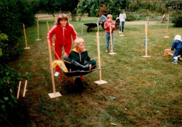 Klättorps Byalag Årsmöte 1982. PRESTATION MED SKOTTKÄRRA.BrittMari. Henrik.