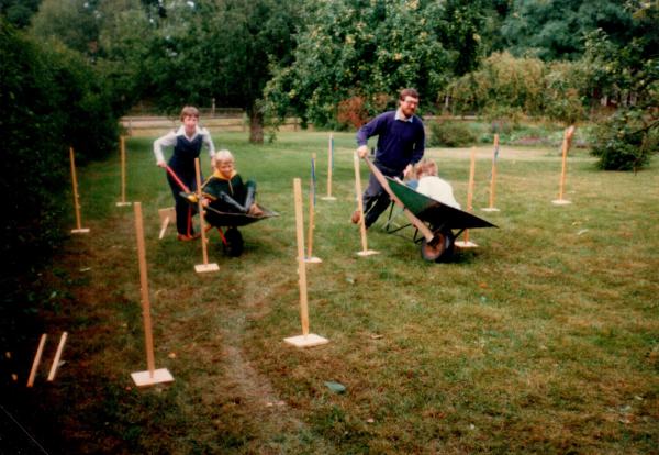 Klättorps Byalag Årsmöte 1982. PRESTATION MED SKOTTKÄRRA. Maj-Britt. Henrik. Karl-Erik med full fart.