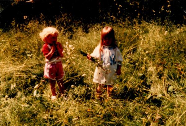 Midsommmar 1983. Plockar blommor gör Lina o Karolina med flera några binder kransar.
