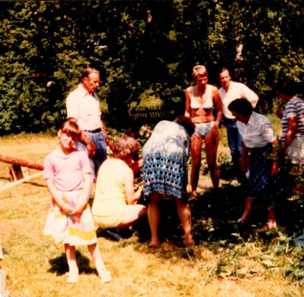 Midsommmar 1983. Johanna, Mari, Niklas o Hanna Längtar efter kvällens lekar och många Dansar.