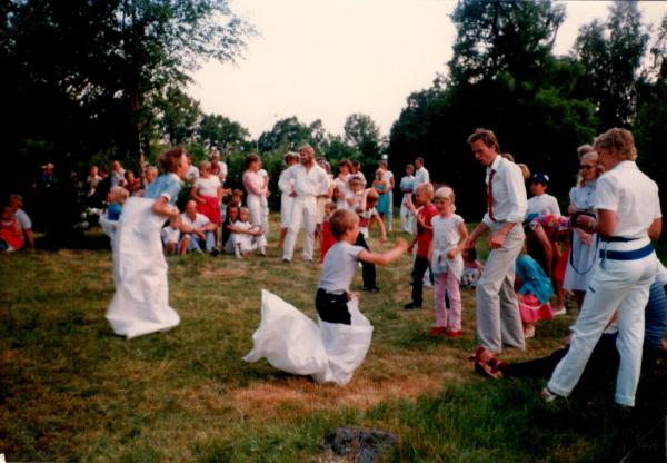 Midsommmar 1983. POTATIS PÅ EN SKED SÄCKLÖPNING.