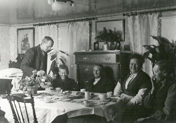 Hos Jaenssons. Thure Jaensson serverar kaffe till Allan (som bodde hos skollärare Petersson), Johanna Petersson.